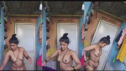 Sexy Desi Aunty Bathing Capture